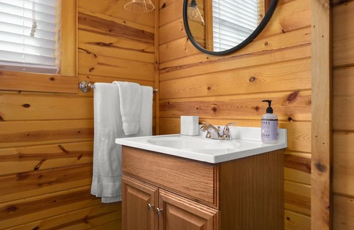 Athens Casa | Modern & Cozy Lake Oasis ~ Hot Tub ~ Games ~ View
