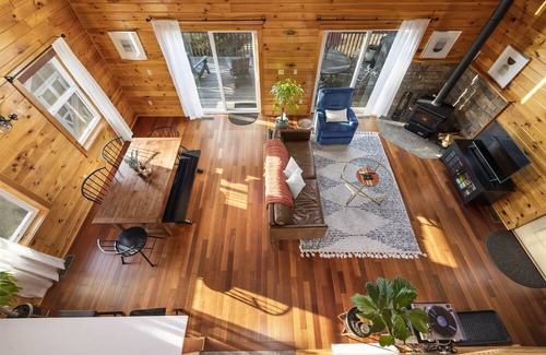 Athens Casa | Modern & Cozy Lake Oasis ~ Hot Tub ~ Games ~ View