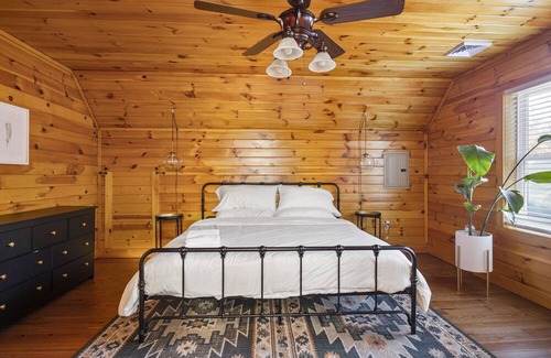 Athens Casa | Modern & Cozy Lake Oasis ~ Hot Tub ~ Games ~ View