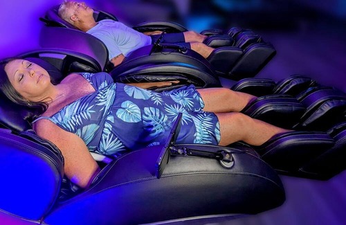 Indianapolis Apartamento | Beds Are Overrated. Choose Luxury Massage Chairs. A 1 of a Kind Experience.