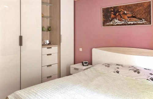 Fontaine-de-Vaucluse Casa | Nestled in the scenic hills of Fontaine de Vaucluse, this holiday home with a private enclosed pool