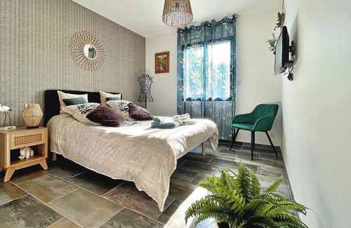 Sainte-Cecile-les-Vignes Casa | Experience the charm of Sainte Cécile Les Vignes in this delightful, air-conditioned villa, an idyll