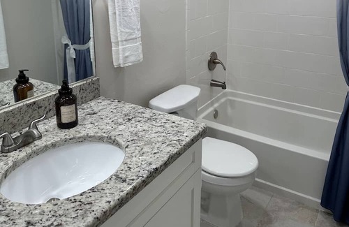 East Naples Condominio | Prime Naples Getaway: 2BR/2BA Condo, Poolside Paradise, Close to Beaches & More!