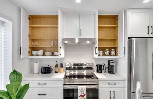 Hamilton Casa | Cozy 6BR Home -TiCats/Hospitals/Beach/FirstOntario
