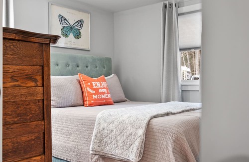 Bradford Cabaña | Riptide Cottage: 1 Bed 1 Ba, Private Pond