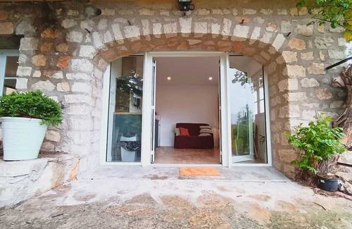 Lodeve Apartamento | Apartment With Garden And View