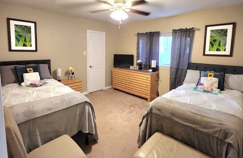 League City Casa | Luxury Family Oasis nr/ Galveston Beach! Near Water Park, Restaurants & Shopping