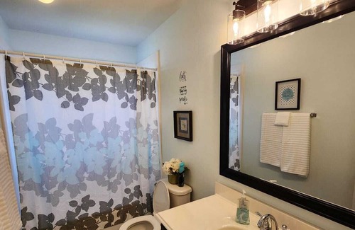 League City Casa | Luxury Family Oasis nr/ Galveston Beach! Near Water Park, Restaurants & Shopping