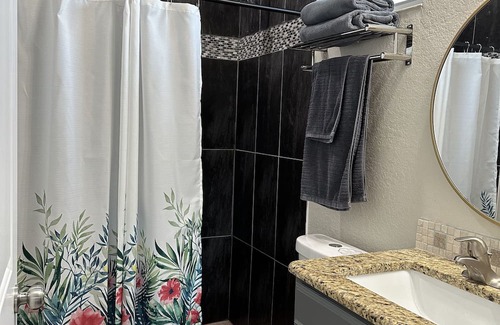 Englewood East Casa | Tropical 3 bedroom10 min to Englewood beach