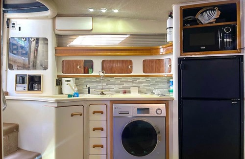 Aventura Alquiler De Eote | Charming boat with 2 bedrooms and WiFi, AC in pleasant Miami