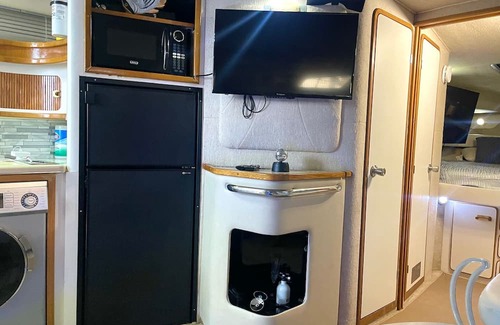 Aventura Alquiler De Eote | Charming boat with 2 bedrooms and WiFi, AC in pleasant Miami