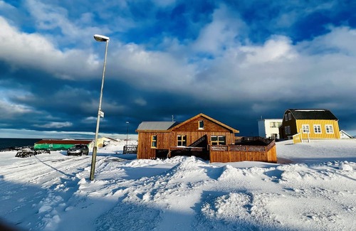 Hellissandur Cabaña | Enchanting Ocean Clif 1-bedroom cottage in Hellissandur