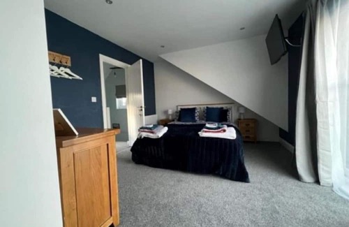 Bridgend Cabina | Orchard Lodge -Coastal Retreat, new build, village views, private garden/terrace