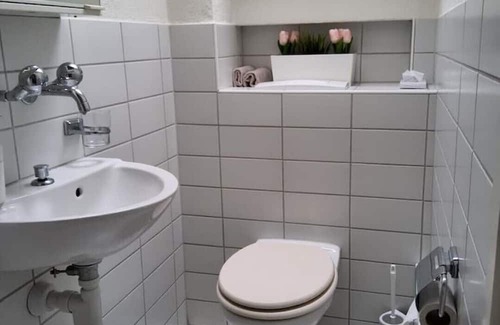 Horgen District Apartamento | Beautiful apartment with lake views, and its own balcony... SLEEPS 2 PEOPLE