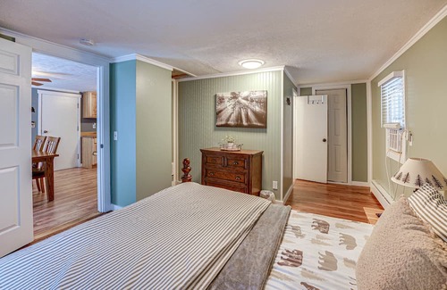 Baldwin Cabina | Charming Baldwin Cabin w/ Fenced Yard + Fire Pit!