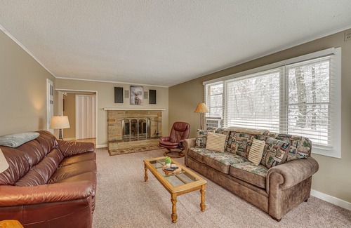 Baldwin Cabina | Charming Baldwin Cabin w/ Fenced Yard + Fire Pit!