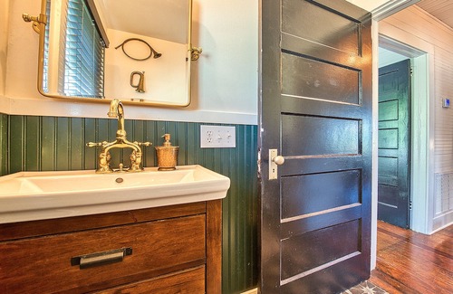 Canton Cabaña | Americana Cottage nestled in the mountains outside of Asheville!