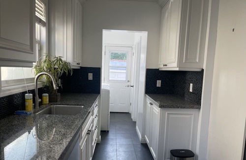 Wilshire Montana Casa | Little heaven, close to beach, full kitchen, strong WiFi, kid & pet friendly