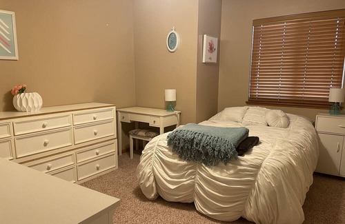 Oakdale Condominio | Cheerful 3 bedroom townhouse with fireplace, deck