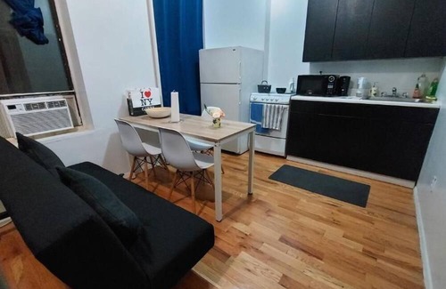 Midtown West Apartamento | 323 W 42nd St