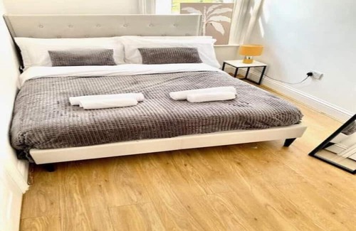 Bow West Apartamento | Mile End - 1 Bedroom Apartment, Sleeps Upto- 2, 3 Min Walk to Mile End Station