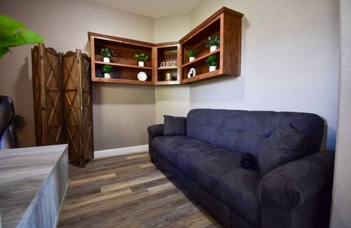 Porterville Casa | Serene 2 BR Cottage W/ SPA / Game Room / Office