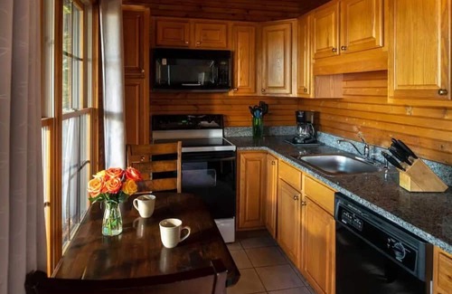 Steeles Tavern Cabina | Ivy Cabin, Hot tub and on site Spa!
