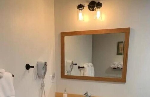 Steeles Tavern Cabina | Ivy Cabin, Hot tub and on site Spa!