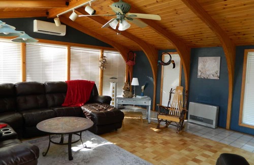 Melrose Casa | Spacious three bedroom house with pool and hot tub near Historic Suffield Center