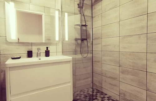 Vaulx-en-Velin Apartamento | Appartement Charmant, parking gratuit
