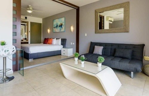 Tohoku Apartamento | Stylish Condo, Roof Pool, Gym, 2 Blocks to 5th Ave