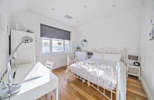 Oxshott Casa | Pass The Keys - Oxshott Stationside Cottage - Dogs Welcome !