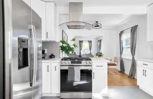 Eastside Casa | Modern Pop Art getaway in Long Beach