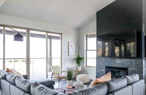 Sweetwater Casa | Modern Lake view home perfect for gathering— 5 minutes to Ideal Beach amenities