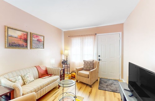 Gillespie Park Cabaña | Charming dog-friendly cottage with patio & home office - near golf & the beach