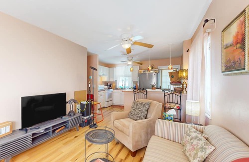 Gillespie Park Cabaña | Charming dog-friendly cottage with patio & home office - near golf & the beach