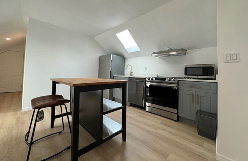 Port Chester Apartamento | Delightful entire 1 bed rm apartment w/skylight - walk to Capitol Theater &Train