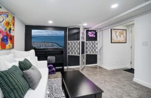 Loyal Heights Apartamento | Escape Seattle's Rain - Ballard Contemporary Flat w/Hot Sauna & EV Charger