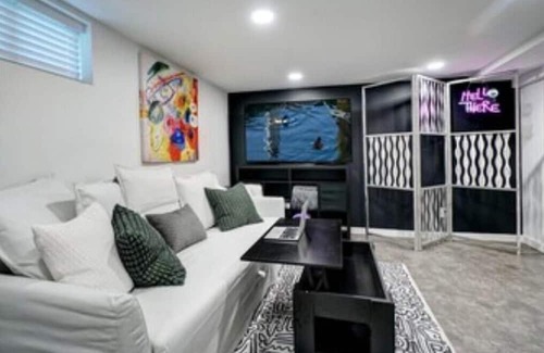 Loyal Heights Apartamento | Escape Seattle's Rain - Ballard Contemporary Flat w/Hot Sauna & EV Charger