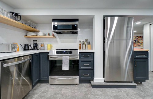 Loyal Heights Apartamento | Escape Seattle's Rain - Ballard Contemporary Flat w/Hot Sauna & EV Charger