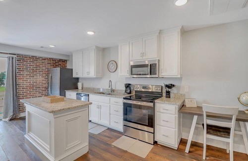 Statesboro Apartamento | The Post Suite - Above Bull Barrel Close to GSU