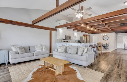 Statesboro Apartamento | Penthouse Loft- Balcony Over Downtown Statesboro
