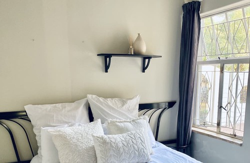 Edenvale Casa | Stay on Baker Road, Gauteng No Loadshedding