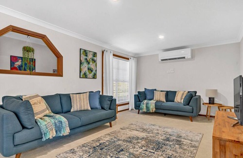 Silverwater Casa | Renovated 3 bedroom house Close to the lake with room to park your boat!