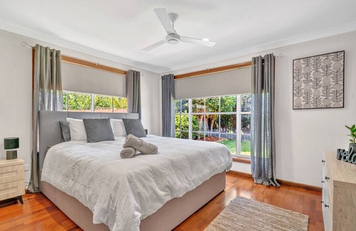 Silverwater Casa | Renovated 3 bedroom house Close to the lake with room to park your boat!