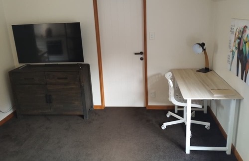 Albany Heights Apartamento | Secluded forest retreat -3min to Albany - incl pool and large patios