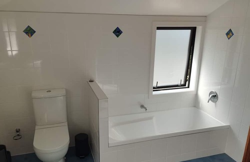 Albany Heights Apartamento | Secluded forest retreat -3min to Albany - incl pool and large patios