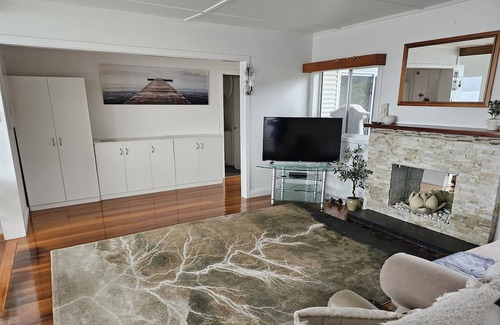 Dover Casa | Comfortable Modern Home on Absolute Waterfront with stunning views