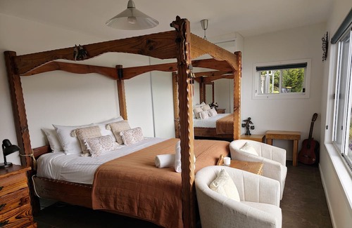 Dover Casa | Comfortable Modern Home on Absolute Waterfront with stunning views