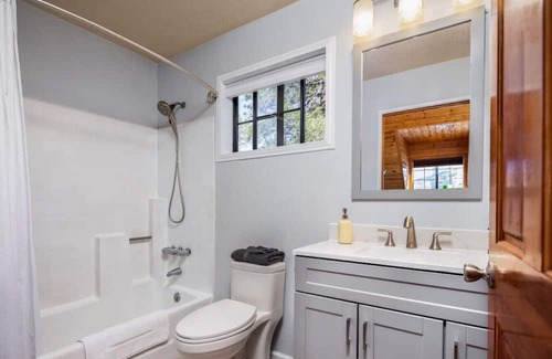 Pine Mountain Club Cabina | Spacious Home! Private Master and unique Gameroom